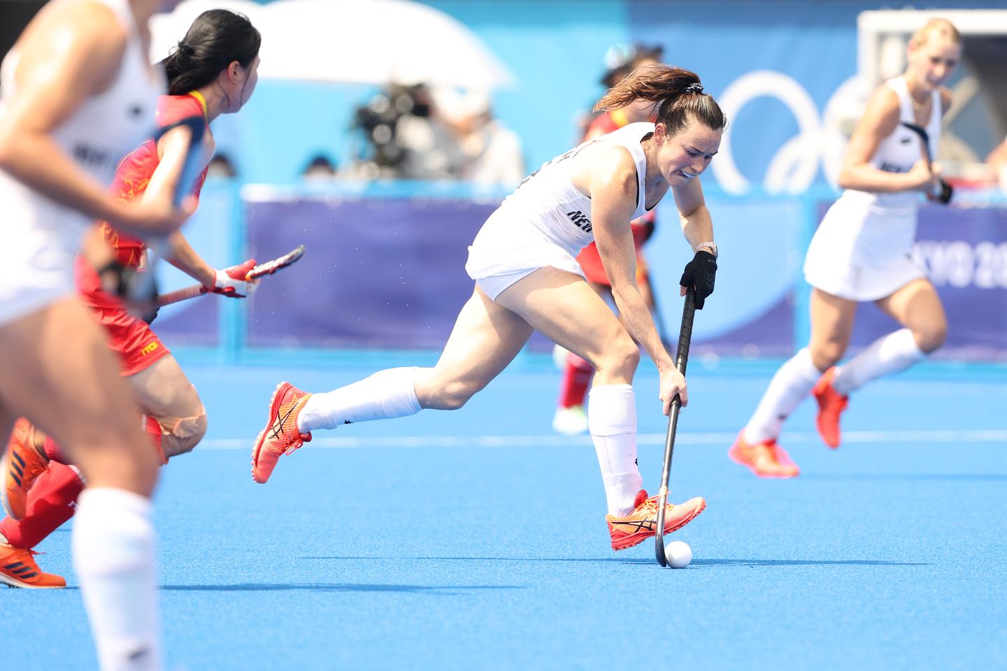 Hockey women into quarters