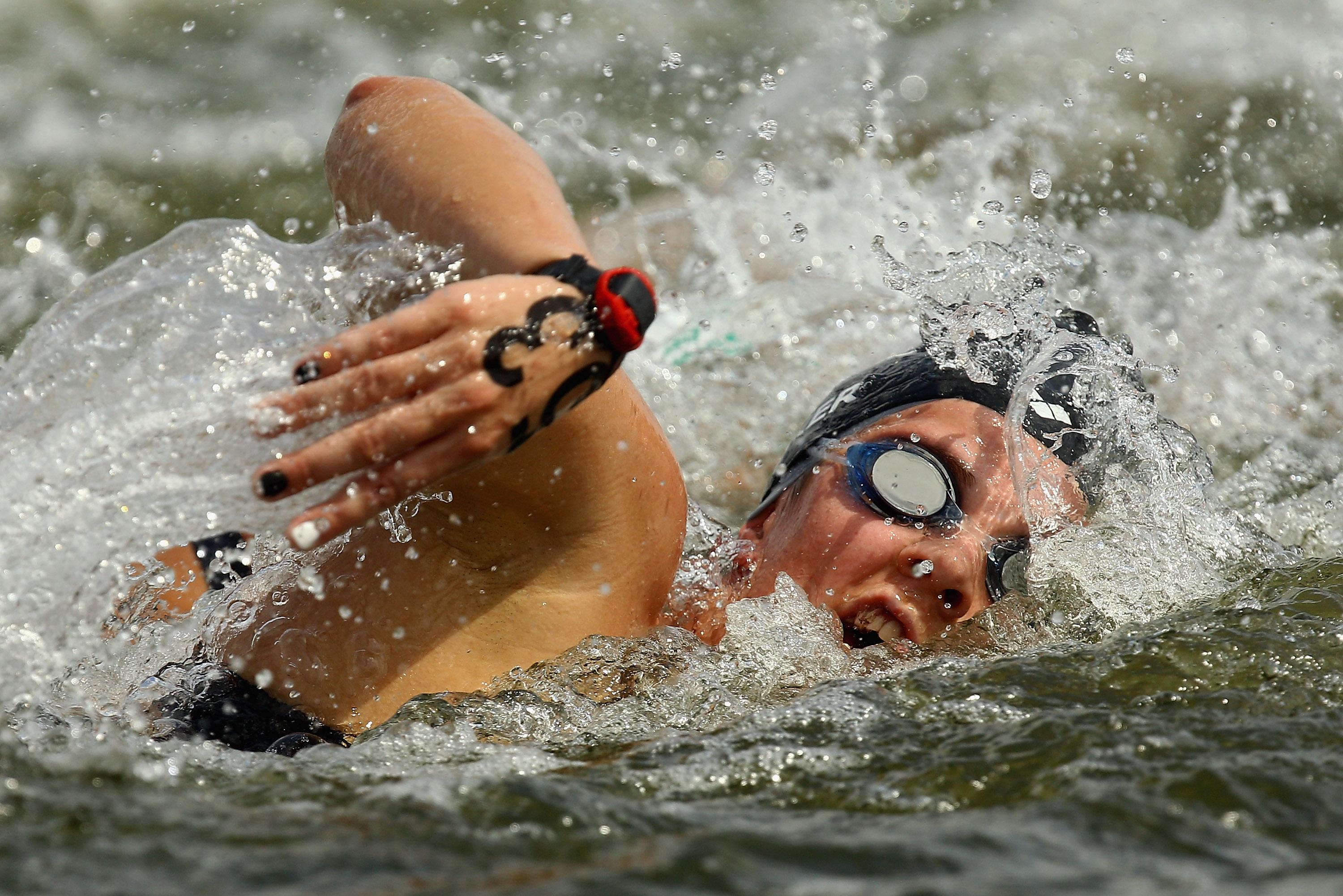 Baker swamped in final lap sprint at Olympic marathon swim qualifier