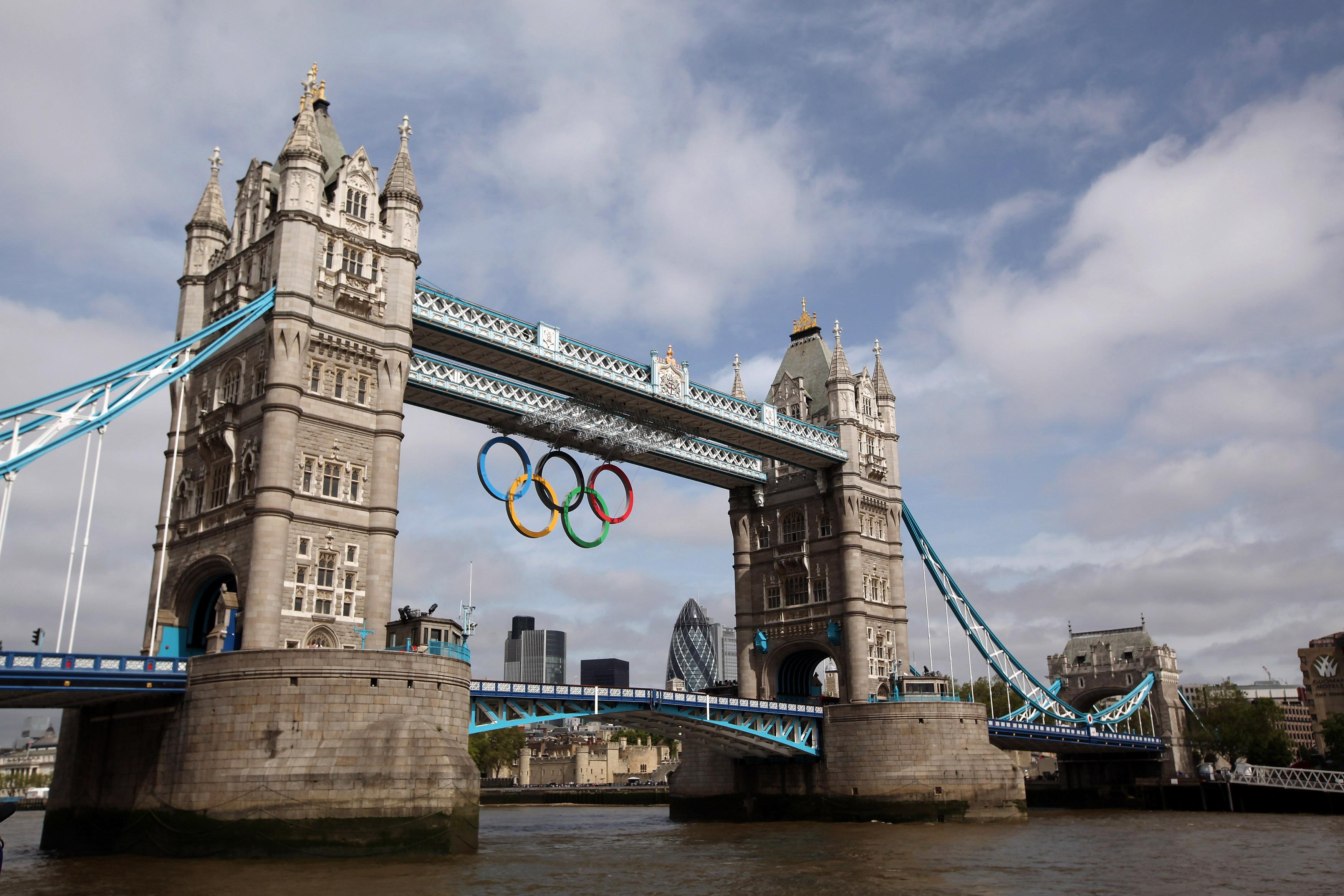 Giant rings mark one month to go