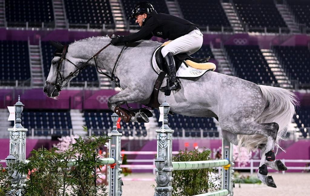 Meech eliminated in showjumping