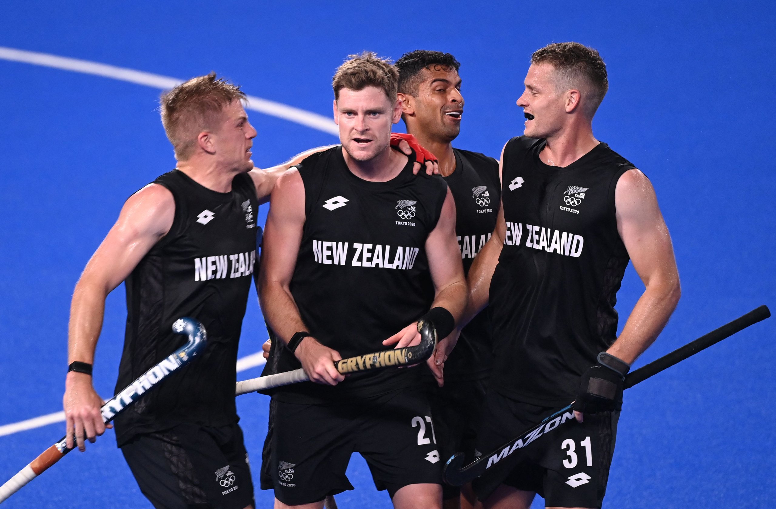 Hockey men edge out Spain