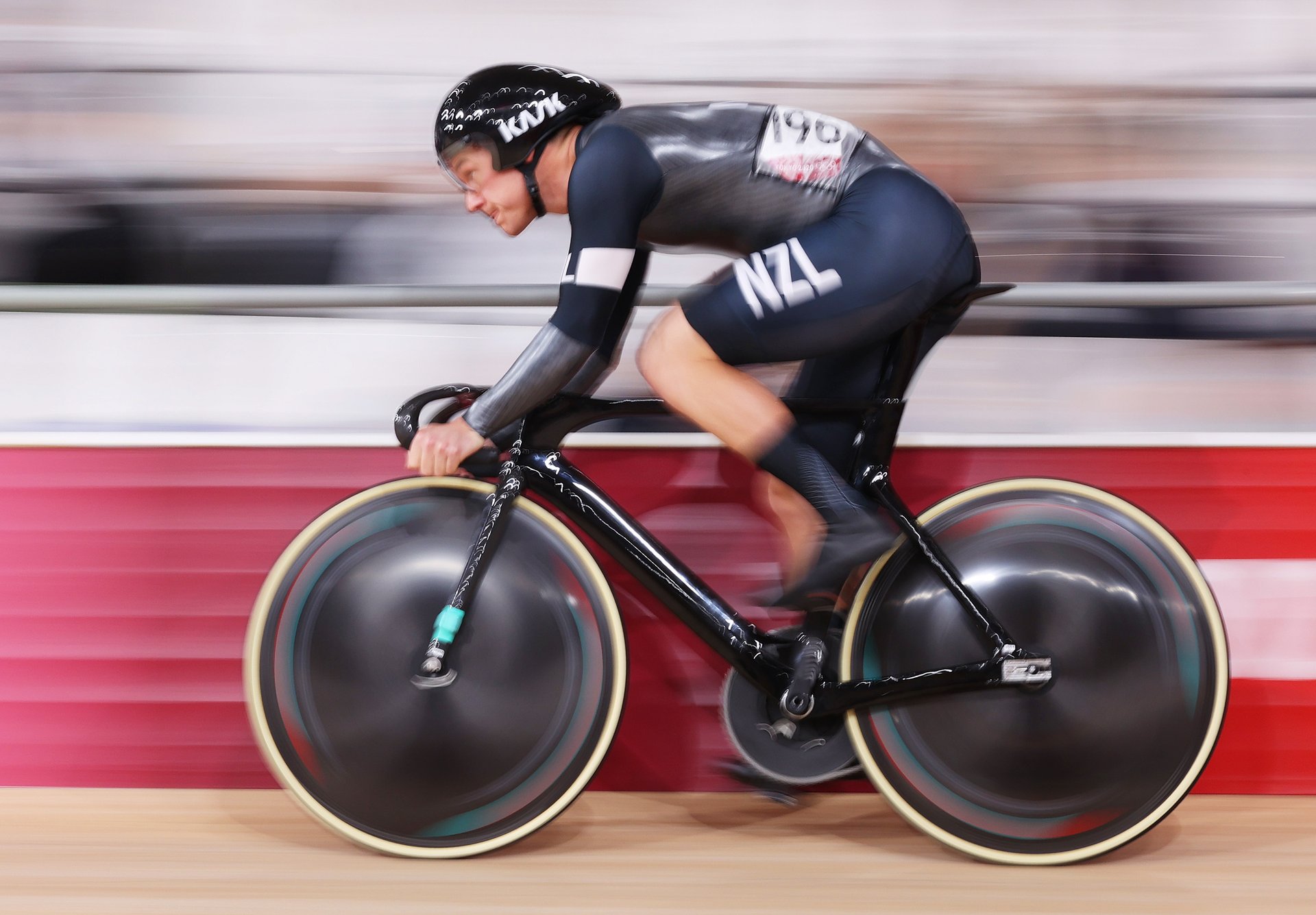 Crash ends team pursuit hopes
