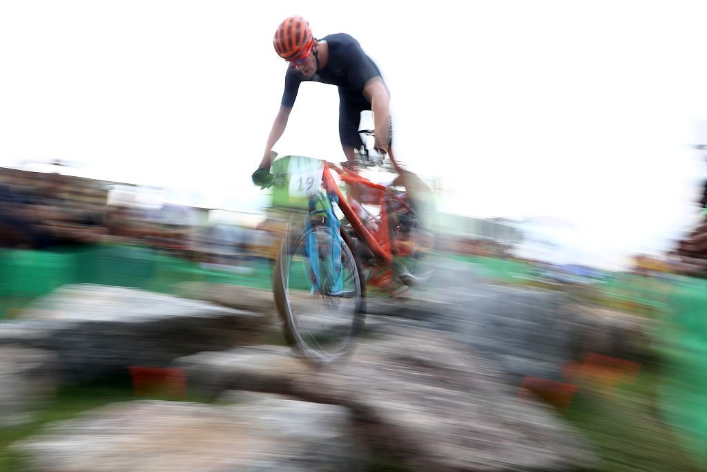 Gaze's misfortune in mountain bike race
