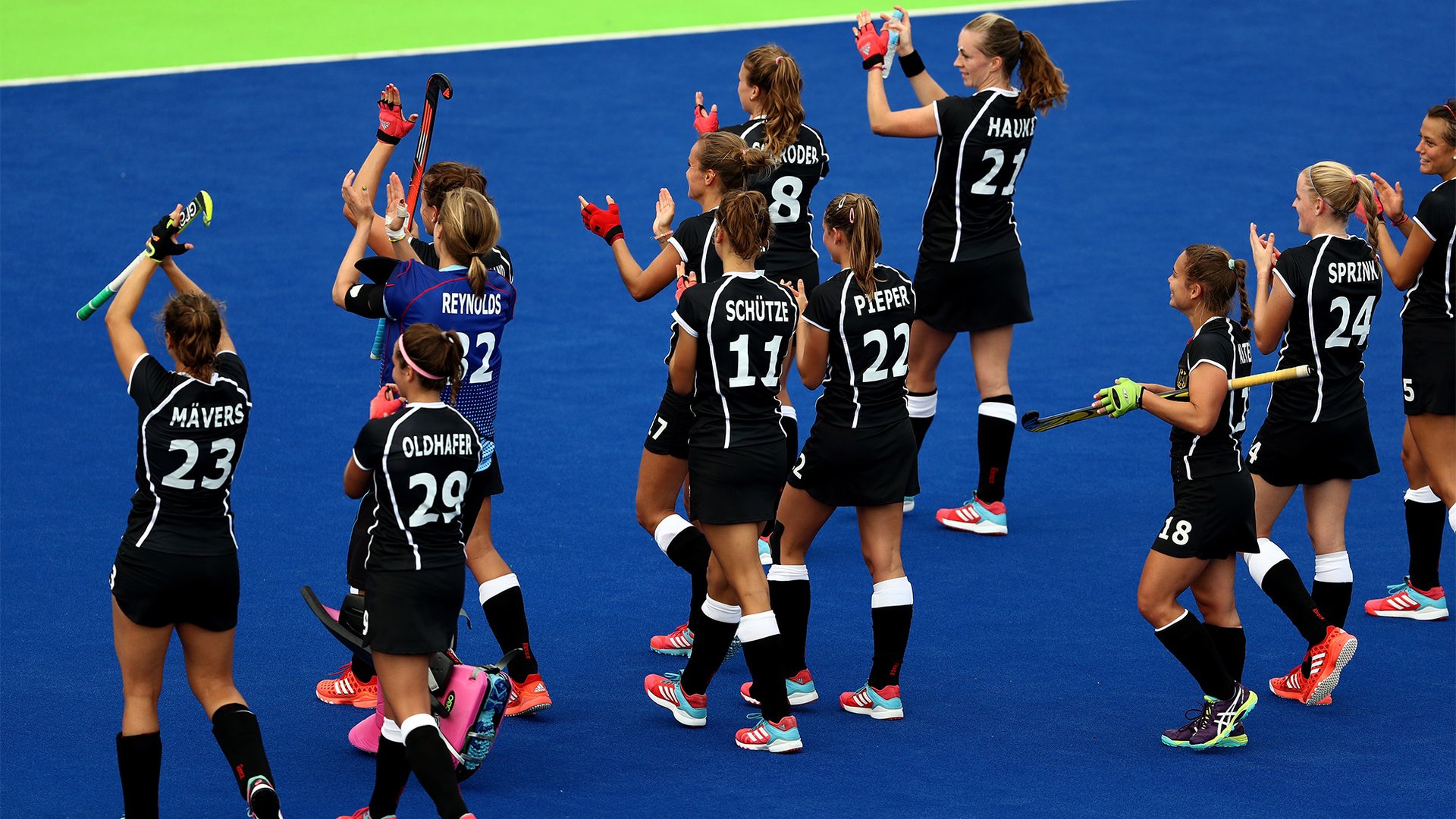 Hockey women stumble