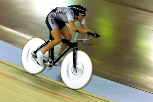 Sarah Ulmer competing in the women's individual pursuit qualifying event at the Dunc Gray Velodrome during the Games of the XXVII Olympiad, Sydney 2000. Photo: Getty Images.