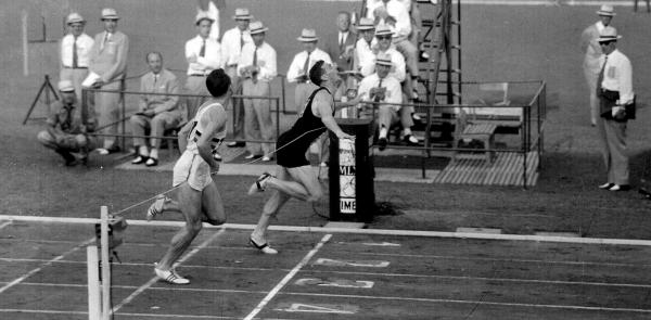 1960 Peter Snell 800m Finish